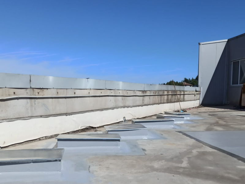 Çatı ışıklık kaidelerinde yalıtım dönüşü — parapet dibi ve kaide çevresi sızdırmaz hâle getirildi