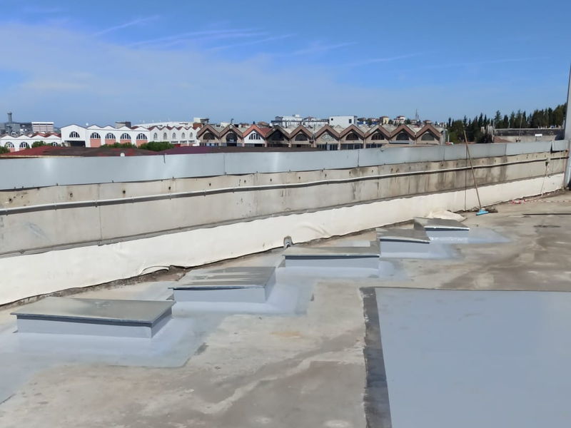 Çatıda likit membran uygulaması — ışıklık ve menfez kaideleri ayrı ayrı detaylandırıldı