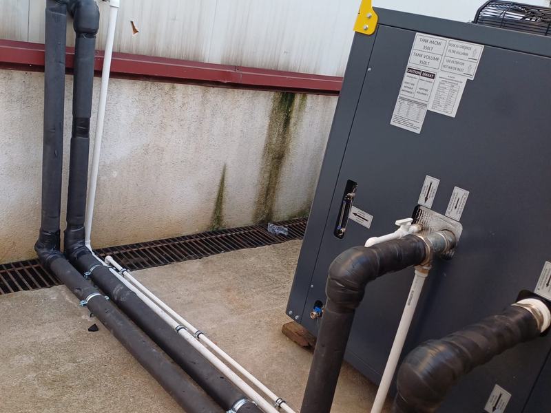 Chiller ünitesi bağlantı hatları — gidiş-dönüş borulaması ve drenaj çözümü