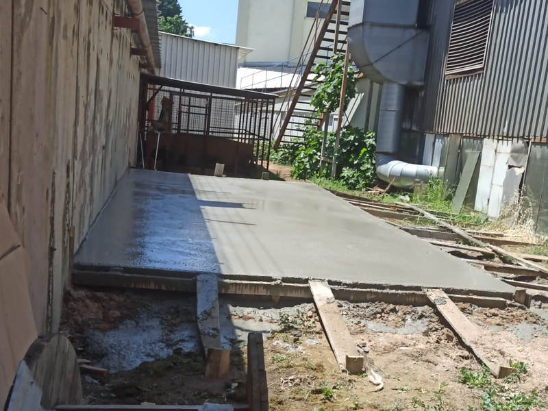 Dış saha beton platformu — kalıp hattı, döküm ve yüzey mastarlaması