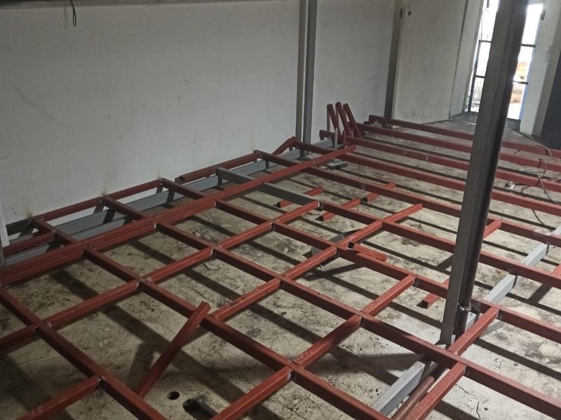Mezanin taşıyıcı karkası — kutu profil ızgara imalatı, antipas boyası tamamlanmış hâlde