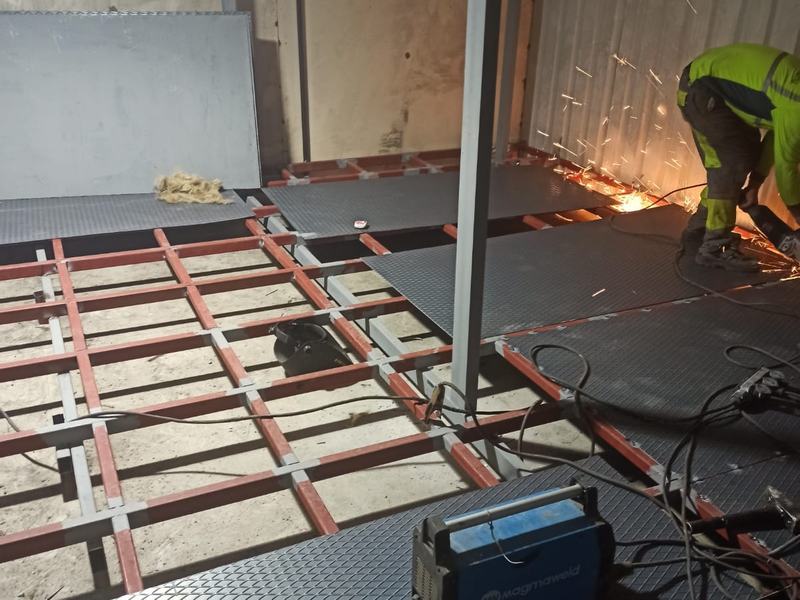 Mezanin sahasında kaynaklı imalat — döşeme sacının taşıyıcıya sabitlenmesi